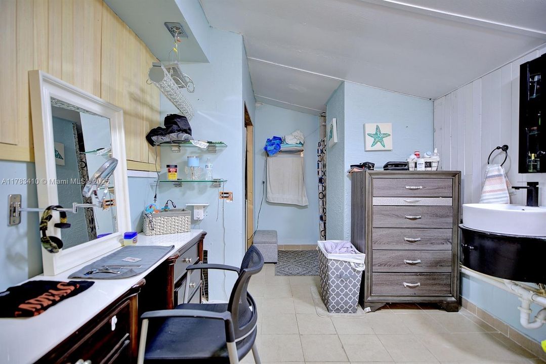 最近售出: $190,999 (3 贝兹, 2 浴室, 0 平方英尺)