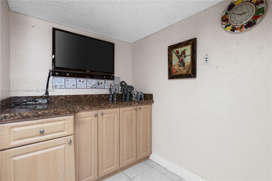 Vendido Recientemente: $215,000 (1 camas, 1 baños, 762 Pies cuadrados)