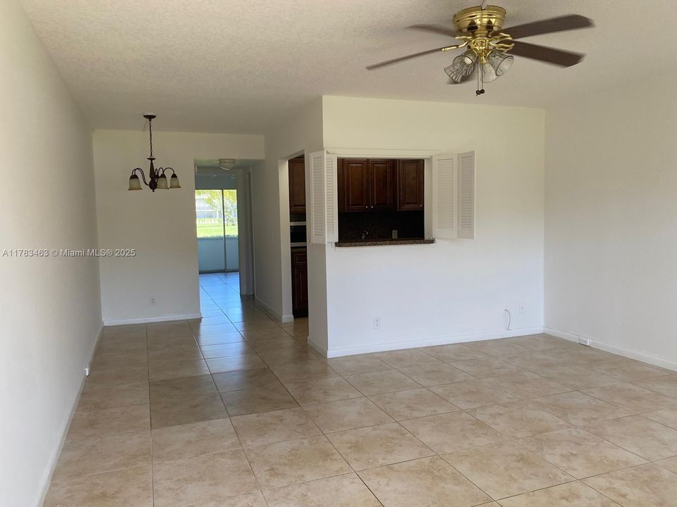 最近租的: $1,375 (1 贝兹, 1 浴室, 600 平方英尺)