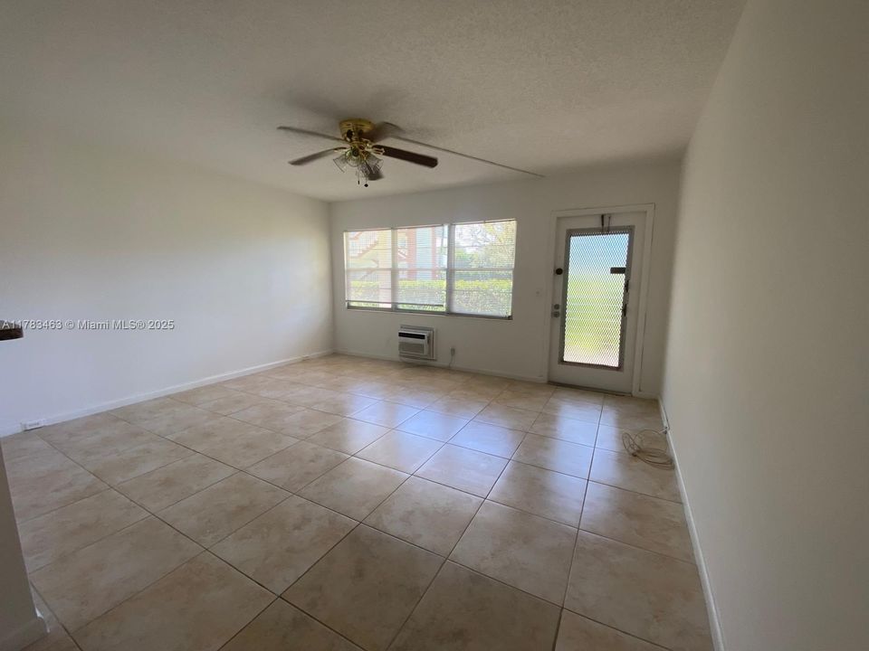 最近租的: $1,375 (1 贝兹, 1 浴室, 600 平方英尺)