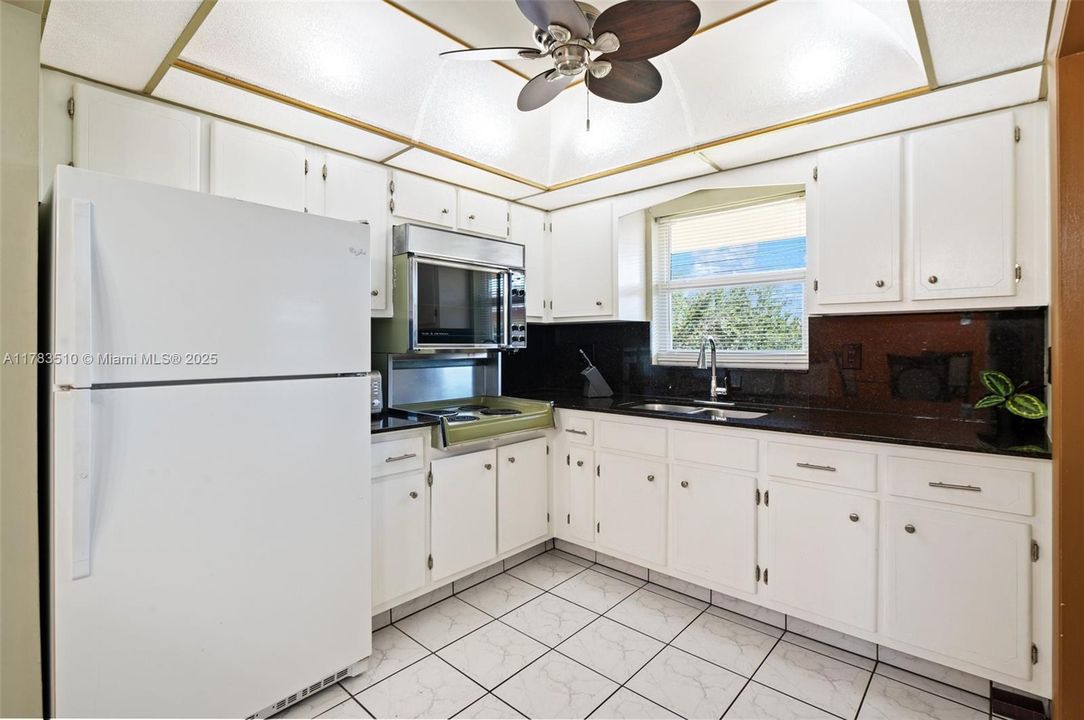 For Sale: $129,000 (2 beds, 1 baths, 880 Square Feet)