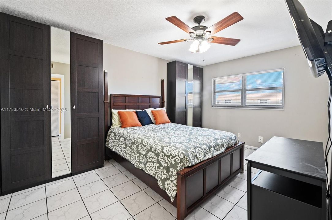 For Sale: $129,000 (2 beds, 1 baths, 880 Square Feet)