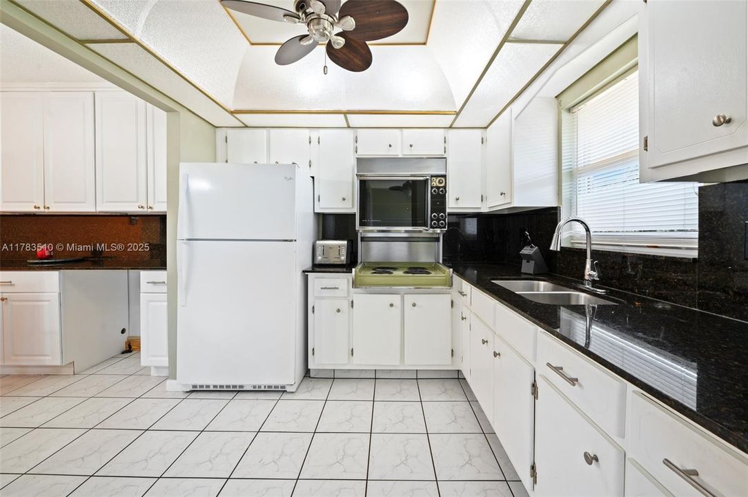 For Sale: $129,000 (2 beds, 1 baths, 880 Square Feet)
