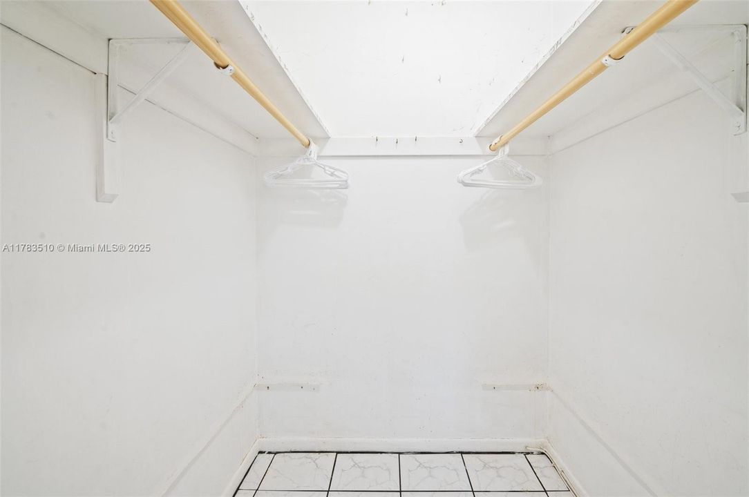 For Sale: $129,000 (2 beds, 1 baths, 880 Square Feet)