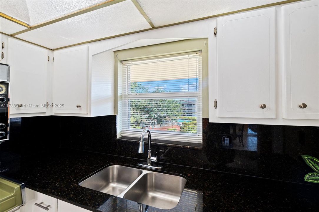 For Sale: $129,000 (2 beds, 1 baths, 880 Square Feet)