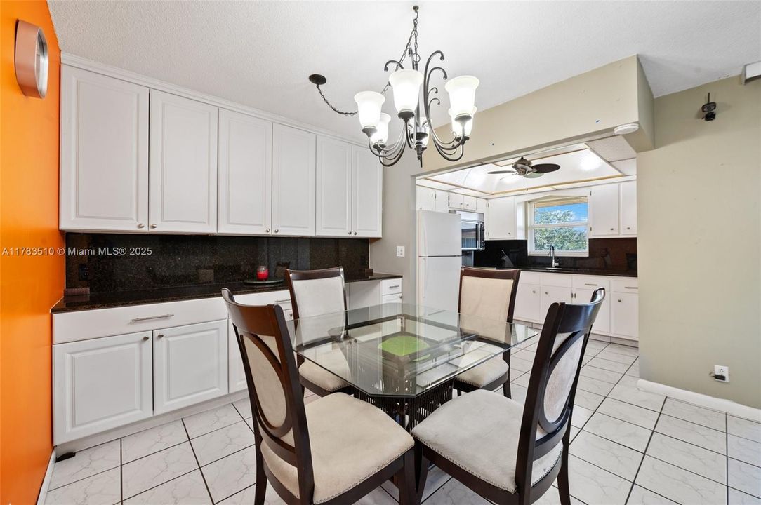 For Sale: $129,000 (2 beds, 1 baths, 880 Square Feet)