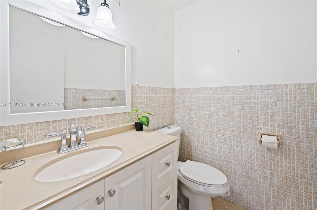 For Sale: $129,000 (2 beds, 1 baths, 880 Square Feet)