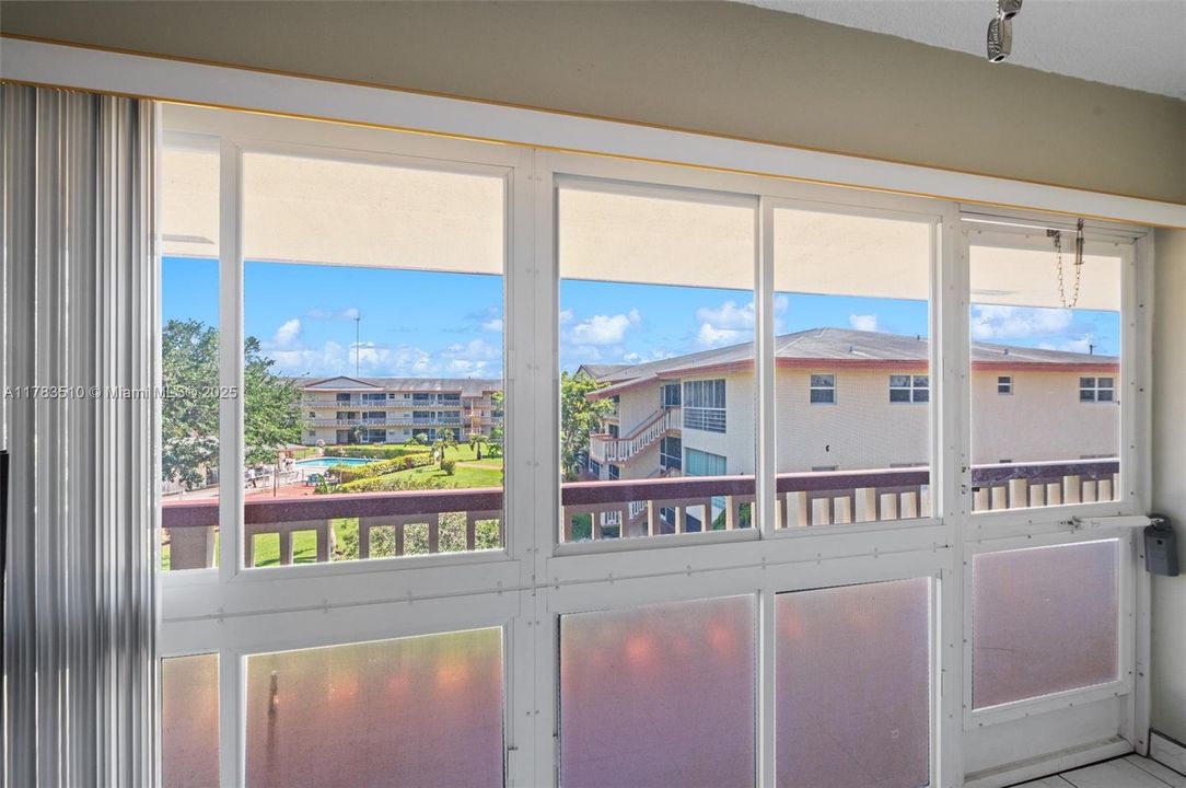 For Sale: $129,000 (2 beds, 1 baths, 880 Square Feet)