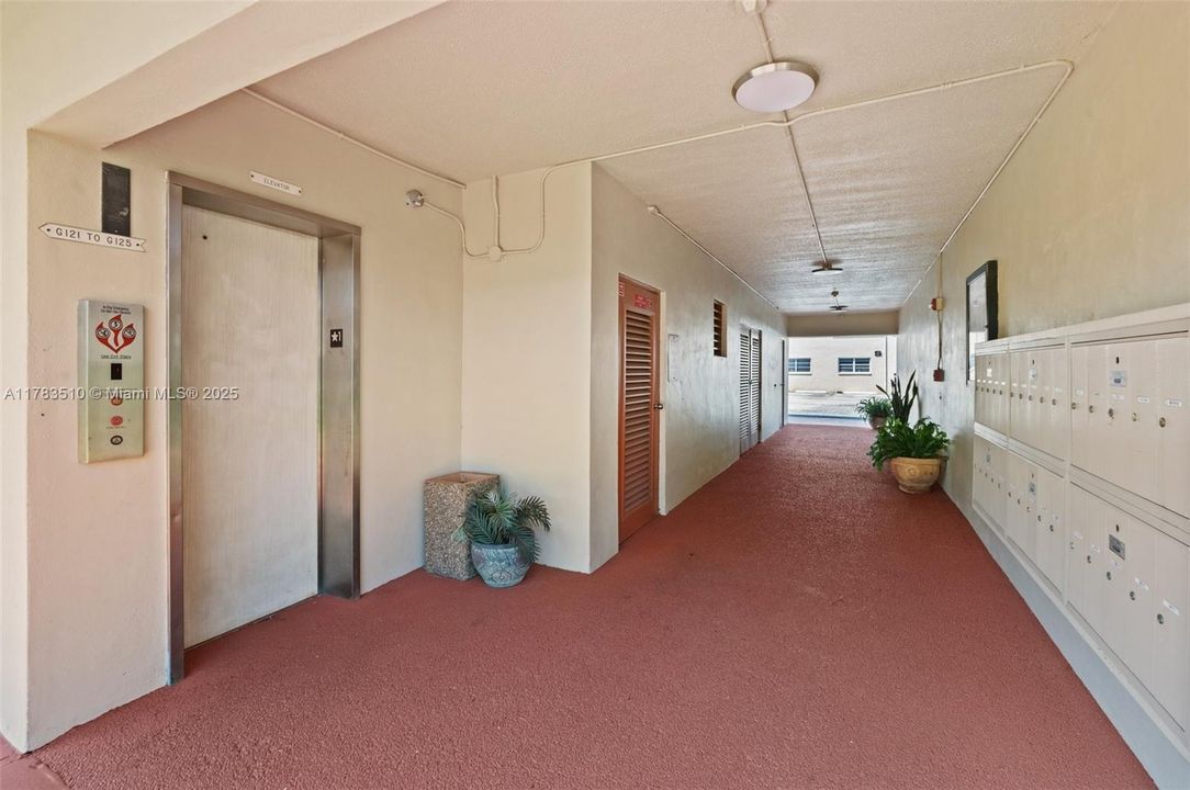 For Sale: $129,000 (2 beds, 1 baths, 880 Square Feet)