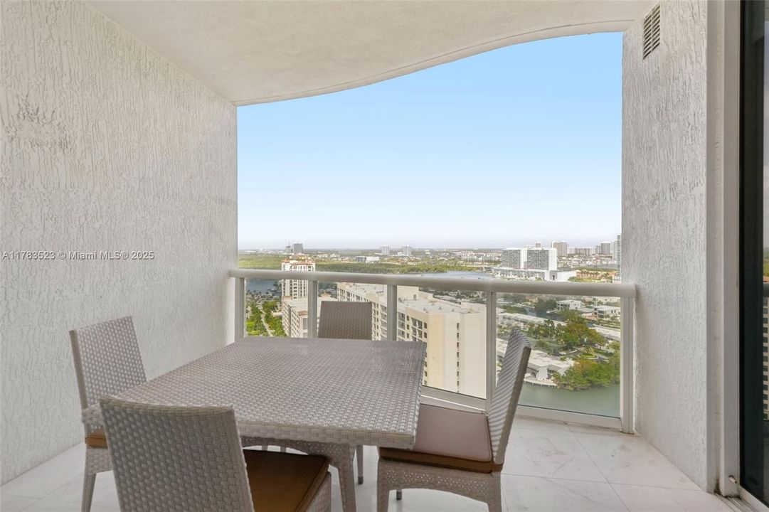 Recently Sold: $2,250,000 (3 beds, 3 baths, 2327 Square Feet)