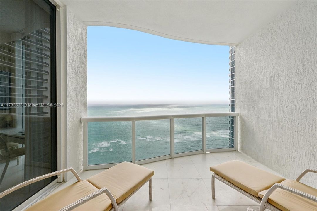 Recently Sold: $2,250,000 (3 beds, 3 baths, 2327 Square Feet)