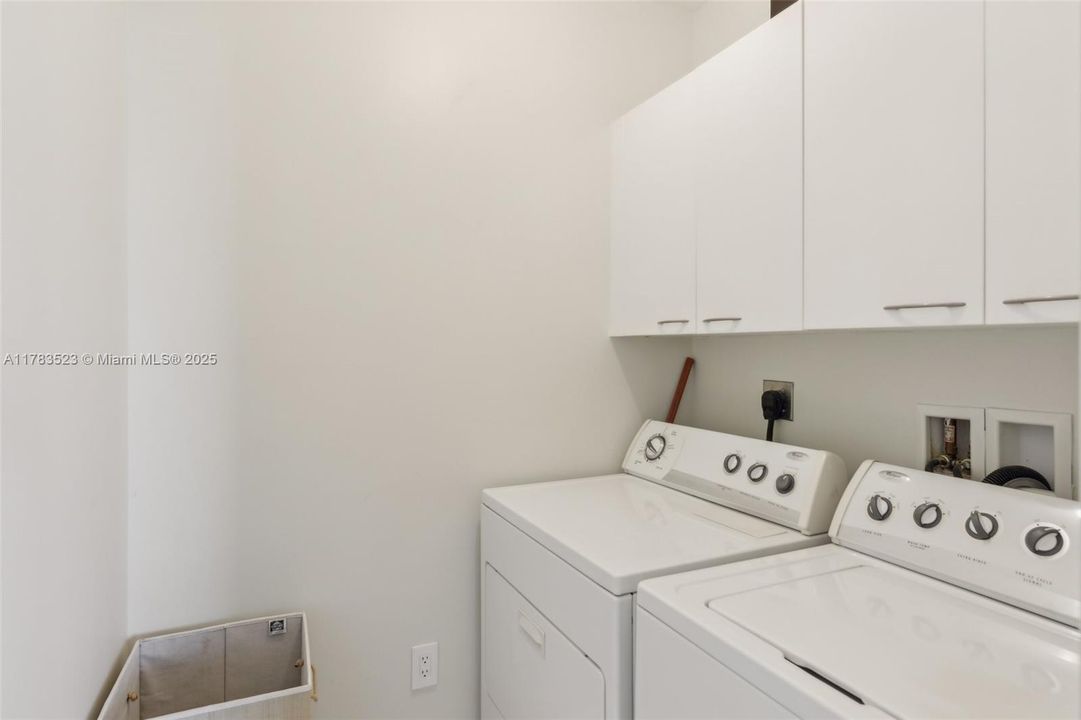 Recently Sold: $2,250,000 (3 beds, 3 baths, 2327 Square Feet)