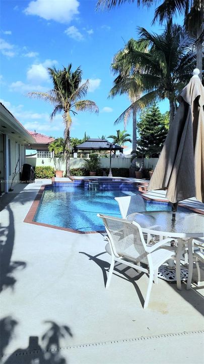 Recently Sold: $1,050,000 (5 beds, 3 baths, 2454 Square Feet)