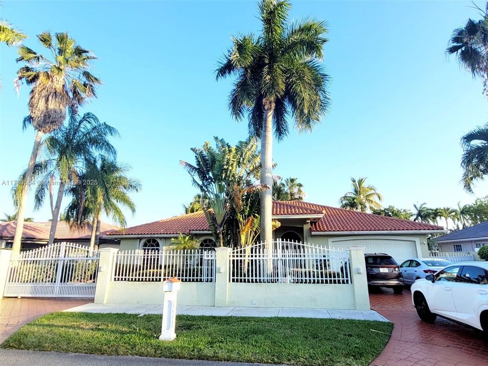 Recently Sold: $1,050,000 (5 beds, 3 baths, 2454 Square Feet)