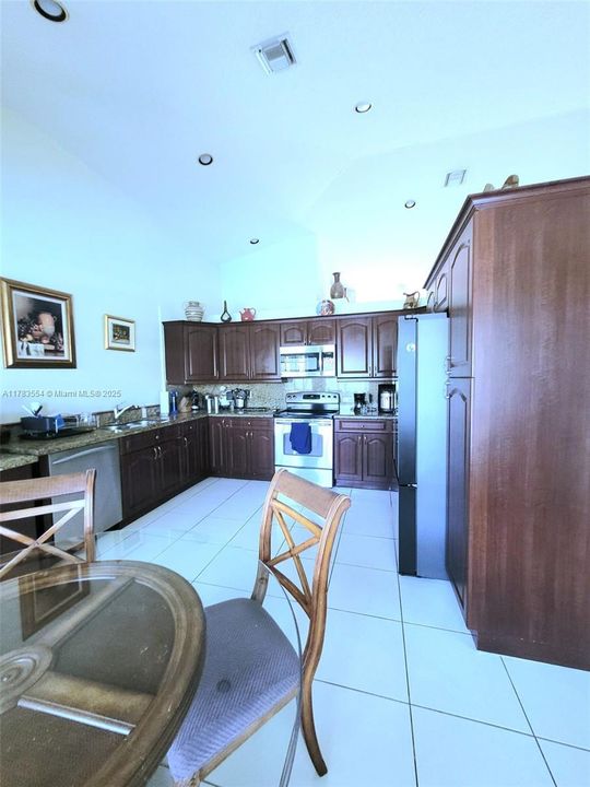 Recently Sold: $1,050,000 (5 beds, 3 baths, 2454 Square Feet)