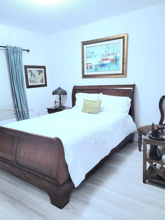 Recently Sold: $1,050,000 (5 beds, 3 baths, 2454 Square Feet)