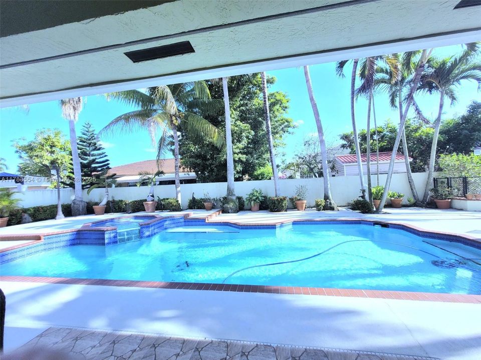 Recently Sold: $1,050,000 (5 beds, 3 baths, 2454 Square Feet)