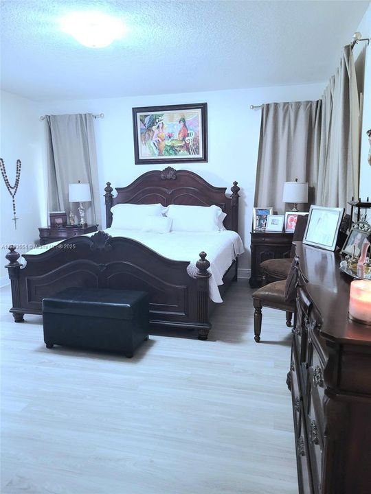 Recently Sold: $1,050,000 (5 beds, 3 baths, 2454 Square Feet)