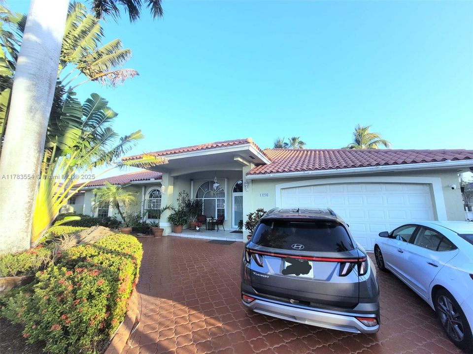 Recently Sold: $1,050,000 (5 beds, 3 baths, 2454 Square Feet)