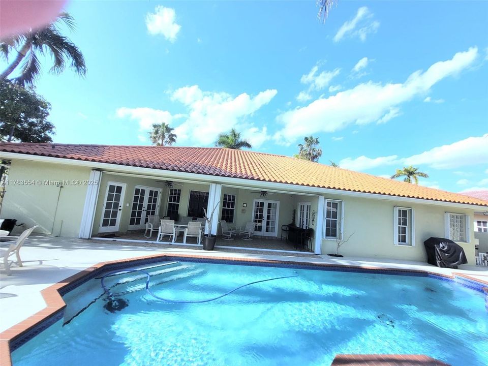 Recently Sold: $1,050,000 (5 beds, 3 baths, 2454 Square Feet)