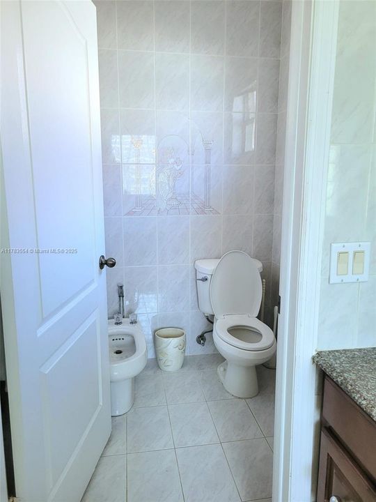 Recently Sold: $1,050,000 (5 beds, 3 baths, 2454 Square Feet)