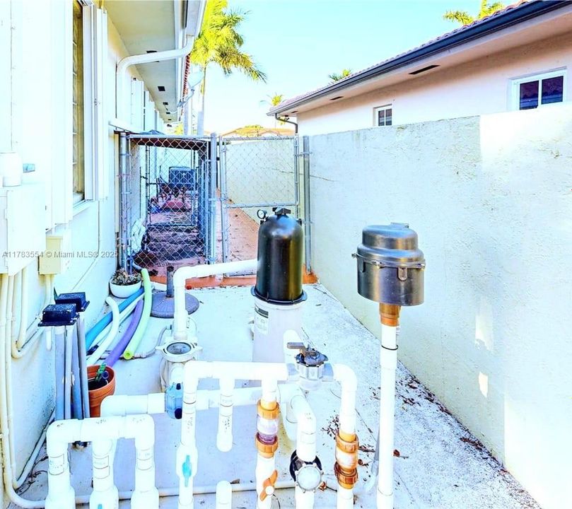 Recently Sold: $1,050,000 (5 beds, 3 baths, 2454 Square Feet)