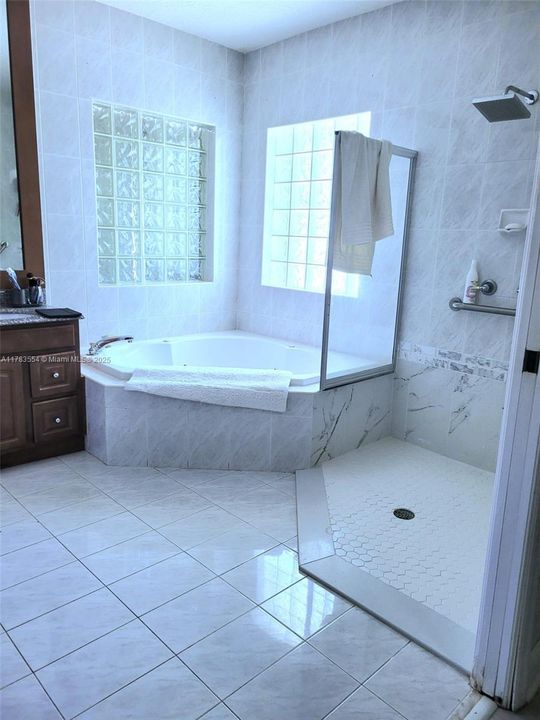 Recently Sold: $1,050,000 (5 beds, 3 baths, 2454 Square Feet)