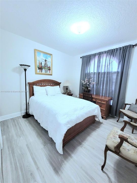 Recently Sold: $1,050,000 (5 beds, 3 baths, 2454 Square Feet)