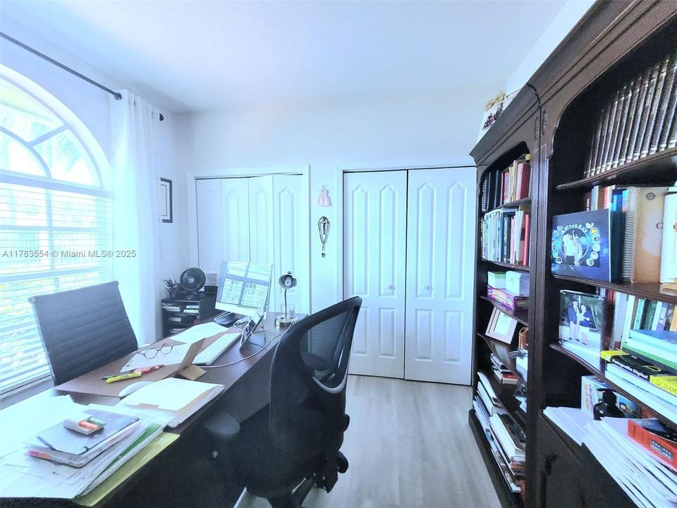 Recently Sold: $1,050,000 (5 beds, 3 baths, 2454 Square Feet)