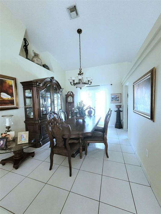 Recently Sold: $1,050,000 (5 beds, 3 baths, 2454 Square Feet)