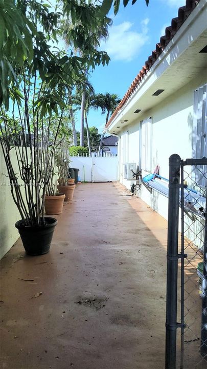 Recently Sold: $1,050,000 (5 beds, 3 baths, 2454 Square Feet)