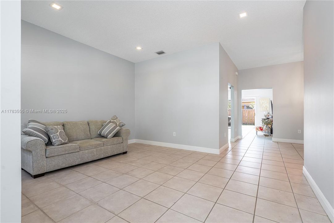 Recently Sold: $539,000 (3 beds, 2 baths, 1639 Square Feet)