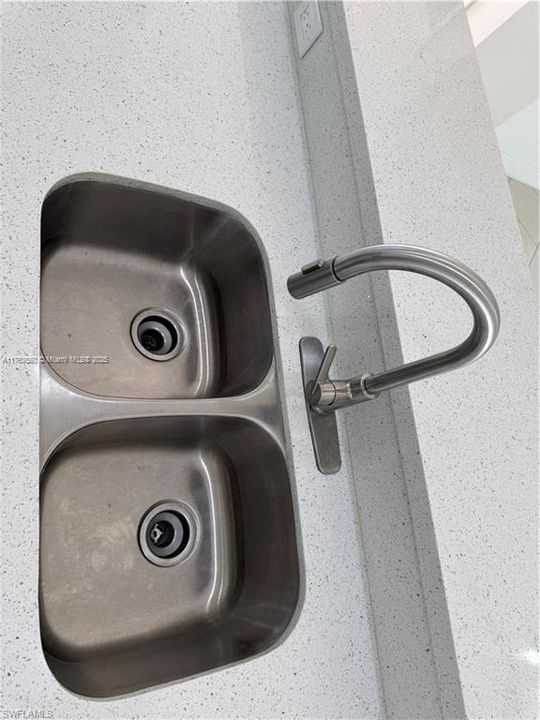 Под контрактом: $320,000 (3 спален, 2 ванн, 0 Квадратных фут)