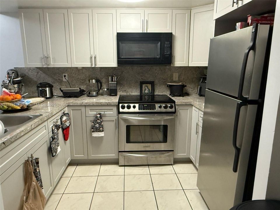 Недавно продано: $270,000 (2 спален, 2 ванн, 1050 Квадратных фут)