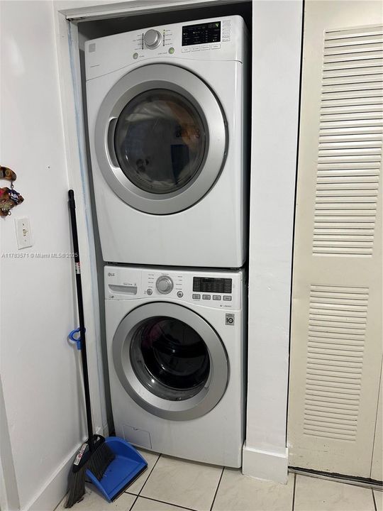 Недавно продано: $270,000 (2 спален, 2 ванн, 1050 Квадратных фут)