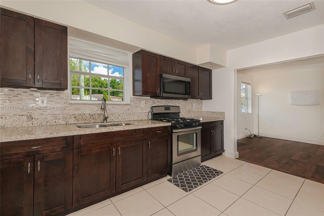 最近售出: $535,000 (3 贝兹, 2 浴室, 1310 平方英尺)