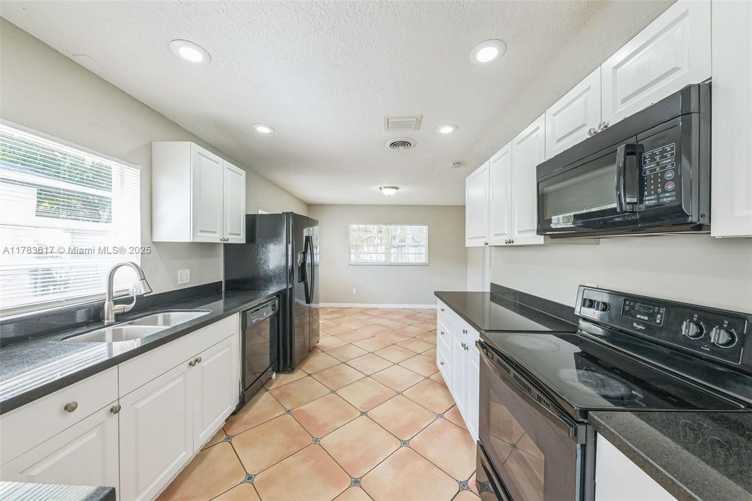 最近售出: $479,000 (3 贝兹, 2 浴室, 1751 平方英尺)