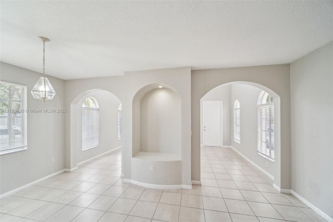 最近售出: $534,000 (5 贝兹, 4 浴室, 3120 平方英尺)