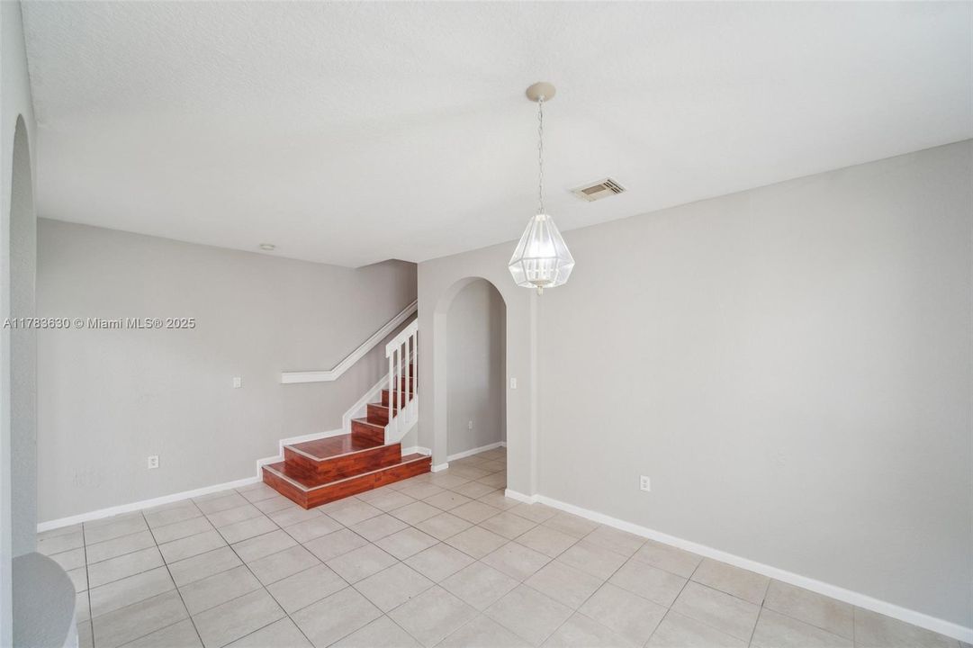 最近售出: $534,000 (5 贝兹, 4 浴室, 3120 平方英尺)