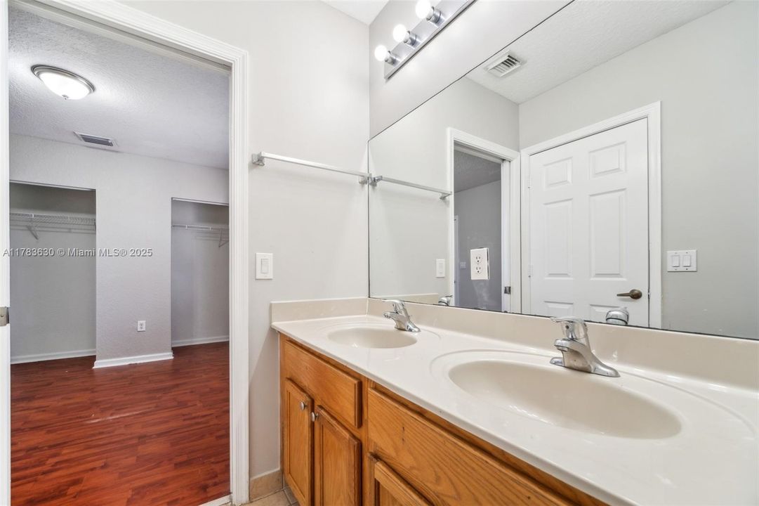 最近售出: $534,000 (5 贝兹, 4 浴室, 3120 平方英尺)