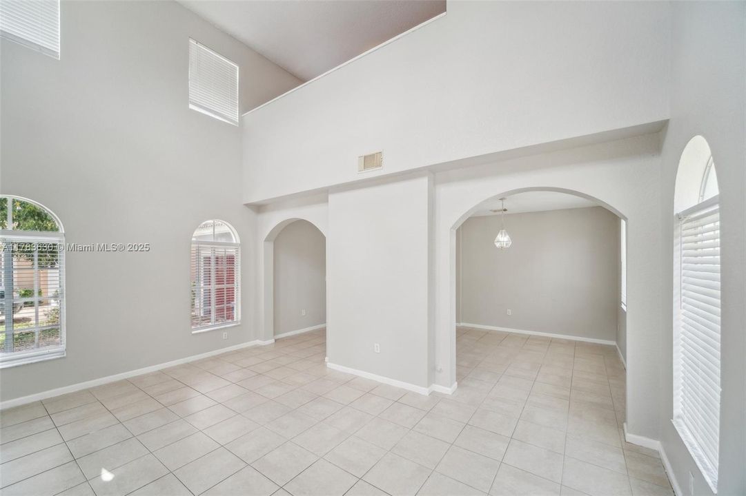 最近售出: $534,000 (5 贝兹, 4 浴室, 3120 平方英尺)