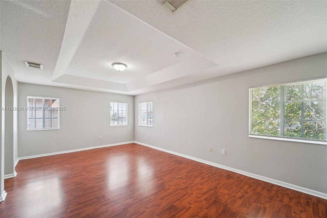 最近售出: $534,000 (5 贝兹, 4 浴室, 3120 平方英尺)