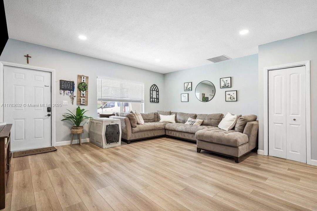 Vendido Recientemente: $565,000 (3 camas, 1 baños, 1446 Pies cuadrados)