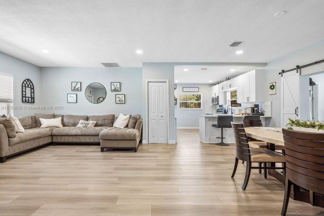 Vendido Recientemente: $565,000 (3 camas, 1 baños, 1446 Pies cuadrados)