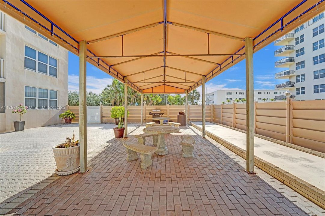 Vendido Recientemente: $345,000 (2 camas, 2 baños, 1242 Pies cuadrados)