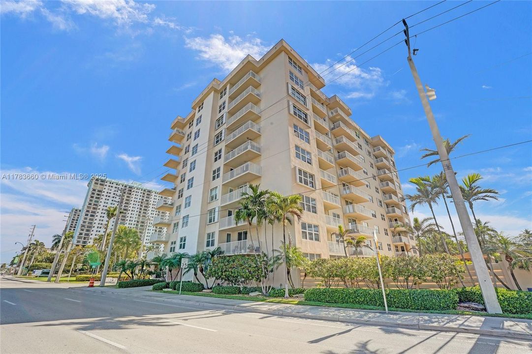 Vendido Recientemente: $345,000 (2 camas, 2 baños, 1242 Pies cuadrados)