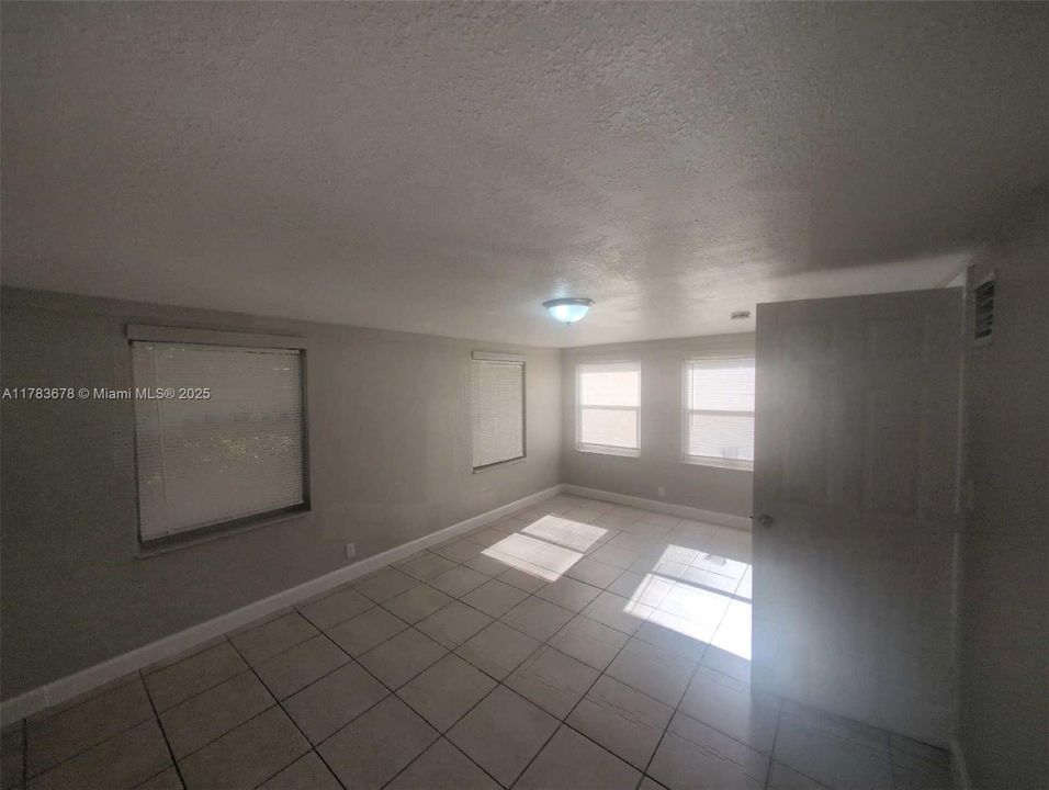 Vendido Recientemente: $457,000 (4 camas, 2 baños, 1344 Pies cuadrados)