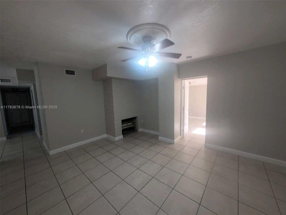 Vendido Recientemente: $457,000 (4 camas, 2 baños, 1344 Pies cuadrados)