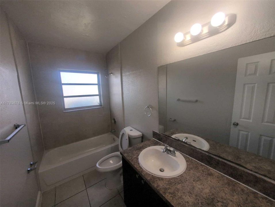 Vendido Recientemente: $457,000 (4 camas, 2 baños, 1344 Pies cuadrados)