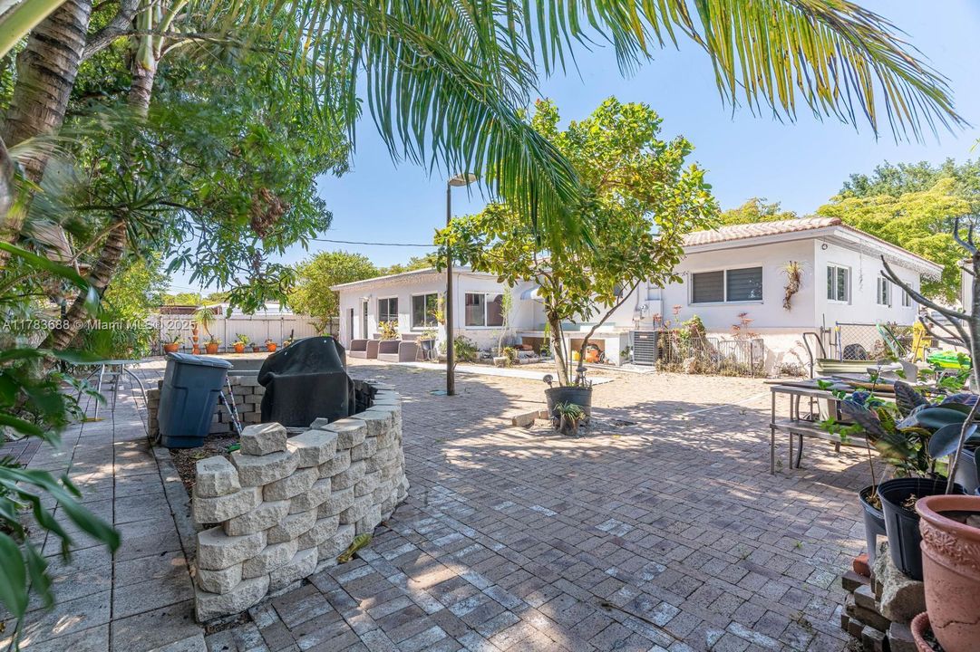 Недавно продано: $710,000 (3 спален, 2 ванн, 1650 Квадратных фут)